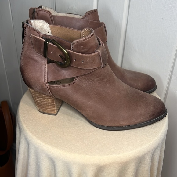 Vionic Women's Upright Rory Brown Back Zip Heeled Ankle Booties Boots - Picture 3 of 9